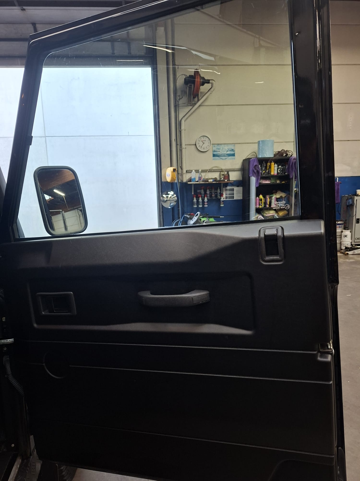 Land Rover Defender professioneel gereinigd door DE detailing Tielt