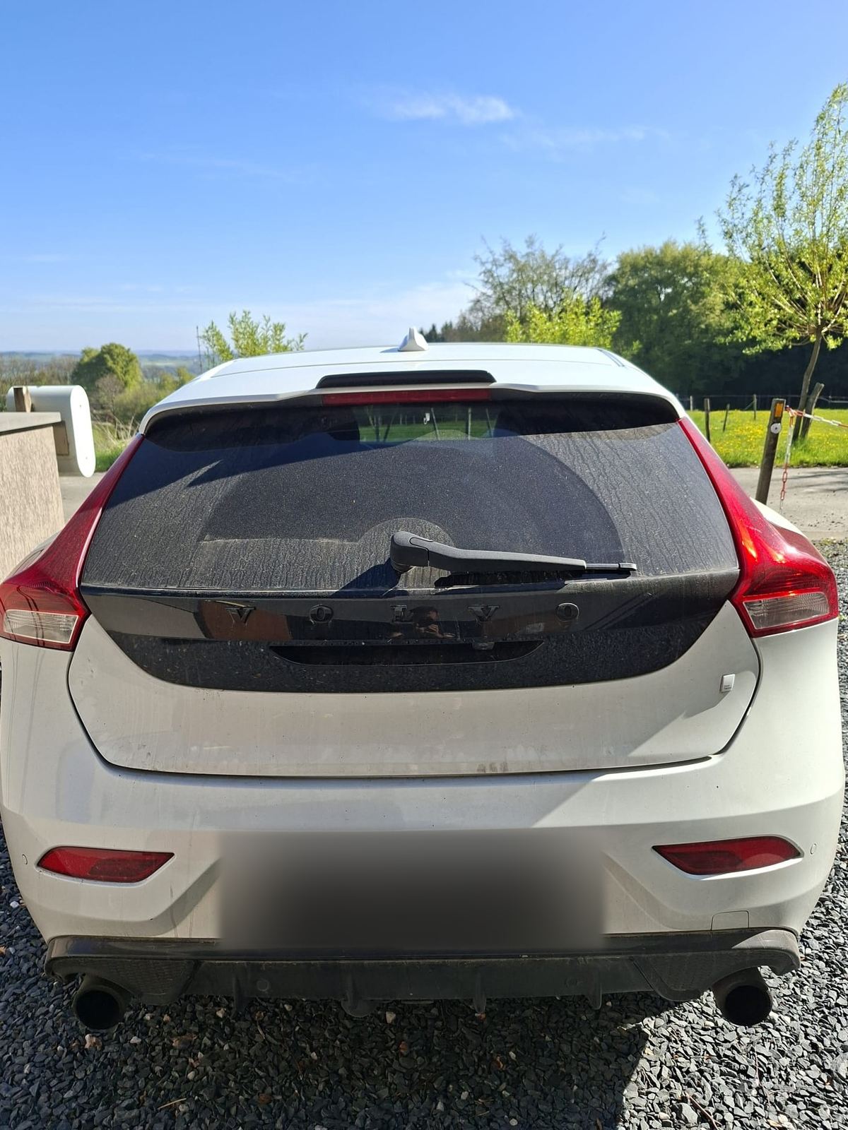 Volvo V40 exterieur voor de behandeling door DE detailing Tielt (foto 1)