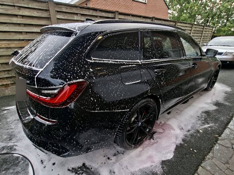 BMW 330e Touring volledig ingezeept met snow foam tijdens een PREMIUM-behandeling