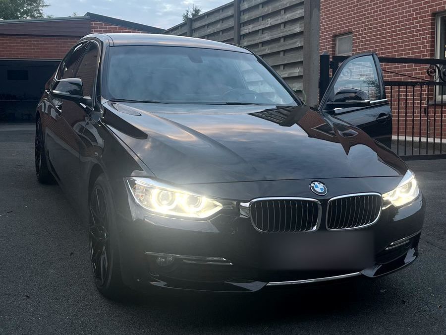 Zwarte BMW 320d, volledig in beeld, gedetaild door DE detailing